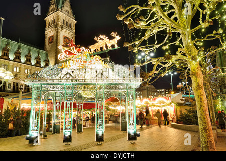 Weihnachtsmarkt bin Rathaus in Hamburg, Deutschland, Europa Stockfoto