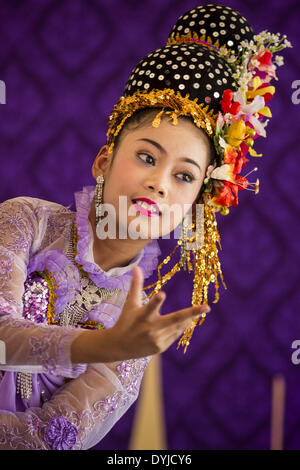 Bangkok, Bangkok, Thailand. 19. April 2014. Eine Mädchen führt einen traditionellen Thai Tanz während eines Auftritts auf der Rattanakosin-Festival in Bangkok. Rattanakosin ist der Name des Mannes gemacht, die Insel ist das Herz der Altstadt. Bangkok wurde formell gegründet als Hauptstadt von Siam (heute Thailand) am 21. April 1782 von König Rama i., Begründer der Chakri-Dynastie. Bhumibol Adulyadej, der derzeitige König von Thailand, ist Rama IX, der neunte König der Chakri-Dynastie. Die thailändischen Ministerium für Kultur organisiert die Rattanakosin-Festival am Sanam Luang, dem königlichen Parade Ground im Herzen der Altstadt von Stockfoto