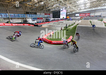 Manchester, UK. 18. April 2014. Elite Herren Qualifikation laufen 2 Heat 3 UCI BMX Supercross World Cup Manchester nationalen Radsport Zentrum England, UK-Credit: Simon Balson/Alamy Live-Nachrichten Stockfoto