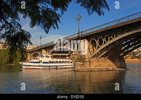 Sightseeing-Kreuzfahrt auf dem Fluss Guadalquivir und Triana-Brücke, Sevilla, Region Andalusien, Spanien, Europa Stockfoto