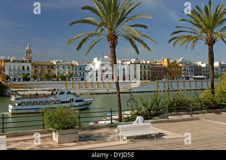 Sightseeing-Kreuzfahrt auf dem Fluss Guadalquivir und Triana District, Sevilla, Region Andalusien, Spanien, Europa Stockfoto