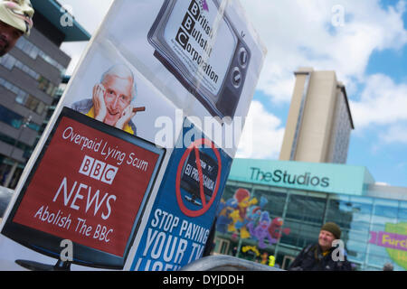 MANCHESTER, UK Samstag 19.. April 2014. Anti-BBC Plakat außerhalb den BBC-Studios in der Media City, Salford Quays, Credit: Dave Ellison/Alamy Live News Stockfoto