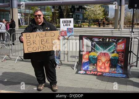 MANCHESTER, UK Samstag 19.. April 2014. Demonstrant mit Schild besagt der BBC ist korrupt und voreingenommen mit Banner im Hintergrund. Bildnachweis: Dave Ellison/Alamy Live-Nachrichten Stockfoto