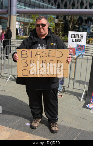 MANCHESTER, UK Samstag 19.. April 2014. Demonstrant außerhalb BBC-Studios in Salforf Quays mit Pappschild besagt, dass sie korrupt & voreingenommen sind. Bildnachweis: Dave Ellison/Alamy Live-Nachrichten Stockfoto