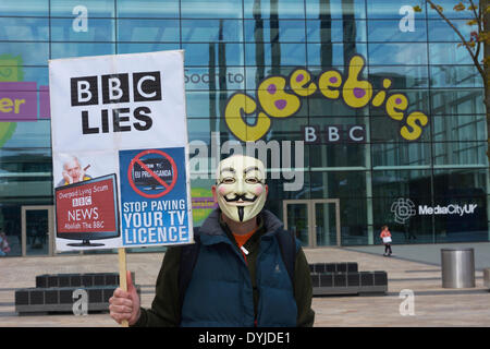 MANCHESTER, UK Samstag 19.. April 2014. Demonstrant mit "Anonymous" Maske hält seine Plakat vor den BBC-Studios in der Medienstadt in Salford Quays. Bildnachweis: Dave Ellison/Alamy Live-Nachrichten Stockfoto