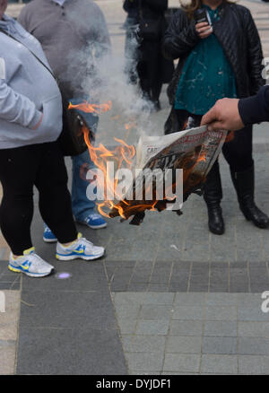 MANCHESTER, UK Samstag 19.. April 2014. Kopien der Sonne und der Daily Mail während einer Protestaktion gegen die wahrgenommene Vorspannung und die Korruption der Mainstream-Medien außerhalb den BBC-Studios in der Media City in Salford Quays verbrannt. Bildnachweis: Dave Ellison/Alamy Live-Nachrichten Stockfoto