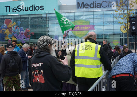 MANCHESTER, UK Samstag 19.. April 2014. Wachmann stand unter einer kleinen Gruppe von Anti-BBC Demonstranten außerhalb den BBC-Studios in der Media City in Salford Quays. Bildnachweis: Dave Ellison/Alamy Live-Nachrichten Stockfoto