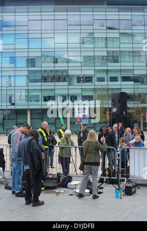 MANCHESTER, UK Samstag 19.. April 2014. Alice Searle aus der unabhängigen Salford Zeitung, The Salford Star Adressen versammelten sich eine kleine Gruppe von Demonstranten vor den BBC-Studios & Büros in der Media City in Salford Quays. Die Demonstranten protestieren, was sie wahrnehmen, um Voreingenommenheit und irreführende Mainstream-Medien zu sein. Bildnachweis: Dave Ellison/Alamy Live-Nachrichten Stockfoto