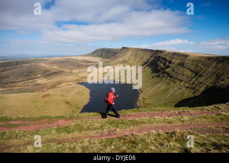 Weiblichen Hügel Walker Wandern in Richtung Waun Lefrith oben Llyn Y Fan Fach, Black Mountain, Wales Brecon Beacons Nationalpark Stockfoto