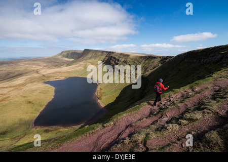 Weiblichen Hügel Walker Wandern in Richtung Waun Lefrith oben Llyn Y Fan Fach, Black Mountain, Wales Brecon Beacons Nationalpark Stockfoto