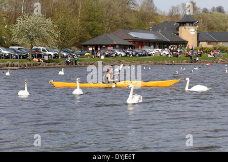 Castle Semple Visitor Centre, Lochwinnoch, Renfrewshire, Schottland, Großbritannien, Samstag, 19. April 2014. Menschen Kanufahren auf Castle Semple Loch im Clyde Muirshiel Regional Park genießen die Ostersonne und mildes Wetter Stockfoto