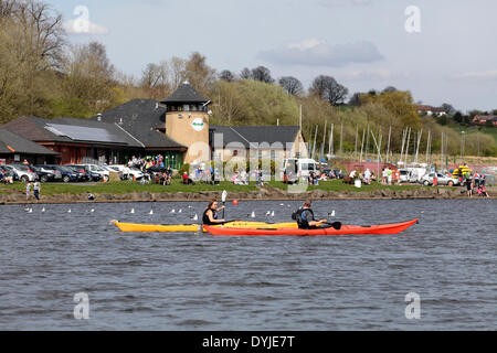 Castle Semple Visitor Centre, Lochwinnoch, Renfrewshire, Schottland, Großbritannien, Samstag, 19. April 2014. Menschen Kanufahren auf Castle Semple Loch im Clyde Muirshiel Regional Park genießen die Ostersonne und mildes Wetter Stockfoto