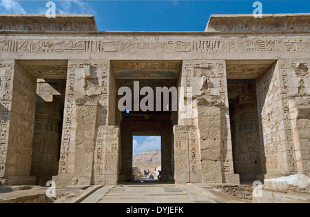 Tempel von Ramses III (1198-1167 v. Chr. – XX ° Dyn.) in Medinet Habu: Reliefs an der Wand in den zweiten Hof. Stockfoto