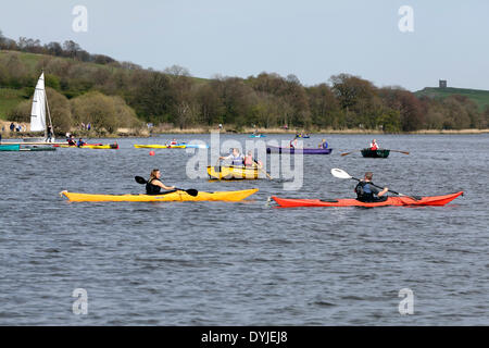 Castle Semple Visitor Centre, Lochwinnoch, Renfrewshire, Schottland, Großbritannien, Samstag, 19. April 2014. Menschen Kanufahren auf Castle Semple Loch im Clyde Muirshiel Regional Park genießen die Ostersonne und mildes Wetter Stockfoto