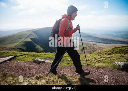 Weiblichen Hügel Walker Wandern in Richtung Gipfel des Fan Brycheiniog, Black Mountain, Wales Brecon Beacons Nationalpark Stockfoto