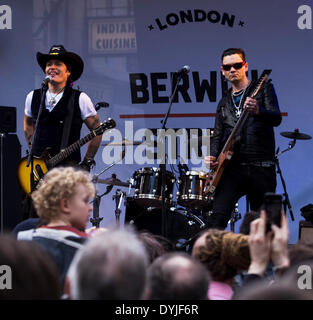 London, UK. 19. April 2014. Berwick Street, Vynil-Destination in Soho, ist Heimat der größten Konzentration von Indie Plattenläden in London, Vereinigtes Königreich.  Die Straße verwandelte sich in ein Mini-Musik-Festival während der Feierlichkeiten des Record Store Day 2014 auf Samstag, 19. April 2014 als eine wichtigsten Freilichtbühne live-Acts - unter ihnen Adam Ant veranstaltet - ganzen Nachmittag. Bildnachweis: Cecilia Colussi/Alamy Live-Nachrichten Stockfoto