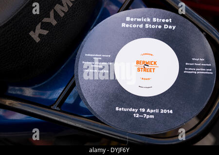 London, UK. 19. April 2014. Berwick Street, Vynil-Destination in Soho, ist Heimat der größten Konzentration von Indie Plattenläden in London, Vereinigtes Königreich.  Die Straße verwandelte sich in ein Mini-Musik-Festival während der Feierlichkeiten des Record Store Day 2014 auf Samstag, 19. April 2014. Bildnachweis: Cecilia Colussi/Alamy Live-Nachrichten Stockfoto