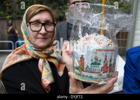 London UK. Samstag, 19. April 2014. Ostern feiern Versammlung von Frauen in der russisch-orthodoxen Kathedrale Kirche auf Ennismore Gärten im Westen Londons. An diesem Tag vor Ostern Sonntag Russen versammeln sich in ein religiöses fest, wo ihre bemalten Eiern traditionelle Kuchen und andere Angebote gesegnet sind. Dann wird um Mitternacht zu Gott angeboten. Nichts ist im Gegenzug in Bezug auf Glück erwarten. Stockfoto