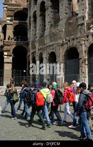 Italien, Rom, Schulgruppe und Kolosseum Stockfoto