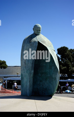 Italien, Rom, Piazza dei Cinquecento, Statue von Papst Johannes Paul II Stockfoto