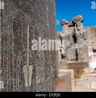 Tempel von Ramses III (1198-1167 v. Chr. – XX ° Dyn.) in Medinet Habu: Statue und Reliefs im dritten Hof Stockfoto