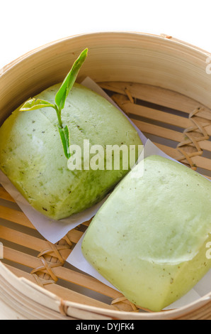 Grüner Tee Mantou chinesische gedämpfte Brötchen auf weißem Hintergrund Stockfoto