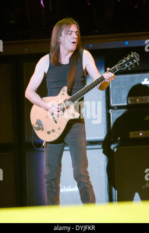 17. April 2014 - nimmt AC/DC Gitarrist MALCOLM YOUNG eine Auszeit von der Band, sich auf seine Gesundheit zu konzentrieren. Eine Ankündigung sagte, dass der 61-j hrige in "Krankheit." Die Rock And Roll Hall of Fame, sagte sie "werden weiterhin Musik zu machen", trotz der Gerüchte sind sie am Rande des Ausscheidens. Bild: 7. November 2008 - Toronto, Ontario, Kanada - Backgroundsängerin der Rhythmus-Gitarrist Malcolm Young von AC/DC Black Ice World Tour. (Kredit-Bild: © Ray Miller/SCG/ZUMAPRESS.com) Stockfoto