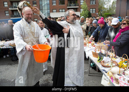 London UK. Samstag, 19. April 2014. Ostern feiern Versammlung von Frauen in der russisch-orthodoxen Kathedrale Kirche auf Ennismore Gärten im Westen Londons. An diesem Tag vor Ostern Sonntag Russen versammeln sich in ein religiöses fest, wo ihre bemalten Eiern traditionelle Kuchen und andere Angebote gesegnet sind. Dann wird um Mitternacht zu Gott angeboten. Nichts ist im Gegenzug in Bezug auf Glück erwarten. Stockfoto