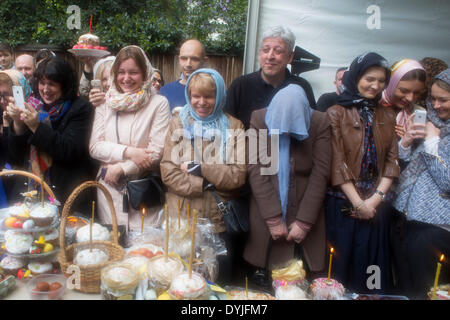 London UK. Samstag, 19. April 2014. Ostern feiern Versammlung von Frauen in der russisch-orthodoxen Kathedrale Kirche auf Ennismore Gärten im Westen Londons. An diesem Tag vor Ostern Sonntag Russen versammeln sich in ein religiöses fest, wo ihre bemalten Eiern traditionelle Kuchen und andere Angebote gesegnet sind. Dann wird um Mitternacht zu Gott angeboten. Nichts ist im Gegenzug in Bezug auf Glück erwarten. Stockfoto