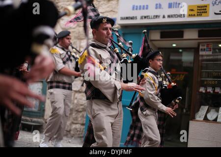 (140420)--BETHLEHEM, 20. April 2014 (Xinhua) - palästinensische Pfadfinder durchführen, sie nehmen Teil an der Feier des heiligen Feuers außerhalb der Kirche der Geburt, die über die traditionelle Stätte der Geburt Jesu in Bethlehem, 19. April 2014 gebaut ist. Während der jährlichen Zeremonie geben Sie Top Kleriker die Ädikula, die kleine Kammer Kennzeichnung Jesu Grab in der Kirche vom Heiligen Grab zu Jerusalem, traditionsgemäß geglaubt, um die Grabstätte von Jesus Christus. Sie entstehen, nachdem um Kerzen mit 'Heiliges Feuer' offenbaren wie durch ein Wunder als Botschaft an die Gläubigen vom Himmel beleuchtet werden soll. Die Stockfoto