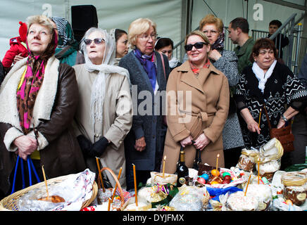 London UK. Samstag, 19. April 2014. Ostern feiern Versammlung von Frauen in der russisch-orthodoxen Kathedrale Kirche auf Ennismore Gärten im Westen Londons. An diesem Tag vor Ostern Sonntag Russen versammeln sich in ein religiöses fest, wo ihre bemalten Eiern traditionelle Kuchen und andere Angebote gesegnet sind. Dann wird um Mitternacht zu Gott angeboten. Nichts ist im Gegenzug in Bezug auf Glück erwarten. Stockfoto