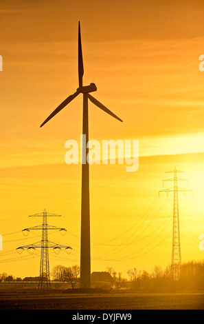 Windrad Und Hochspannungsmasten Bei Raummotive in Hamburg, Deutschland, Europa Stockfoto