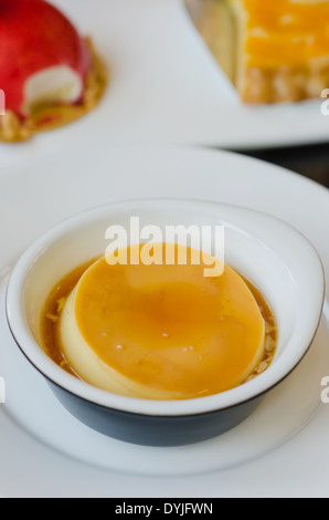 Creme Caramel, Creme Pudding Pudding in eine Schüssel geben Stockfoto