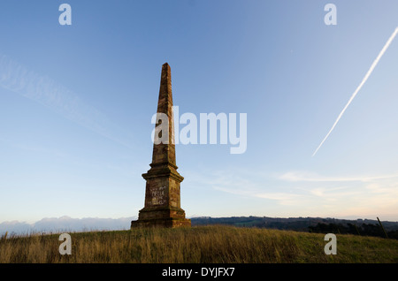 Wychbury Hill Obelisk, Worcestershire UK. Im morgendlichen Sonnenlicht mit einem Weitwinkel-Objektiv aufgenommen. Stockfoto