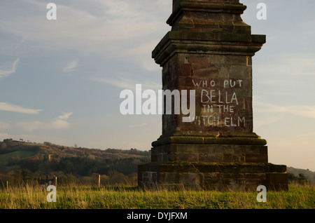 Grafffii auf ein Obelisk auf Wychbury Hügel in der Nähe Clent Hügel in Worcestershire Uk. Wer hat Bella in der Hexe Elm? Stockfoto