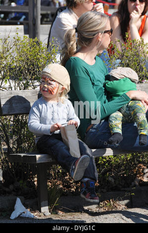 Stockholm. 19. April 2014. Menschen besuchen die Osterfeierlichkeiten in einem Park von Stockholm, Schweden am 19. April 2014. © He Miao/Xinhua/Alamy Live-Nachrichten Stockfoto