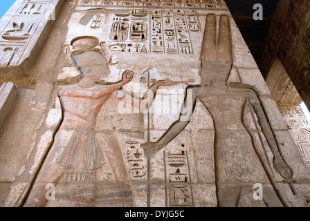 Beerdigung-Tempel von Ramses III in Medinet Habu: des Königs Weihrauch Gott Amon-Ra Stockfoto