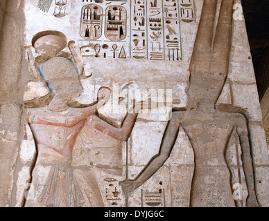 Beerdigung-Tempel von Ramses III in Medinet Habu: des Königs Weihrauch Gott Amon-Ra Stockfoto