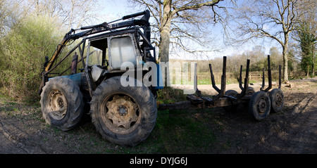 Weit abgewinkelt Schuss eines Traktors von der Forestry Commission in der Wrye Wald, Bewdley, Worcestershire UK verwendet. Stockfoto