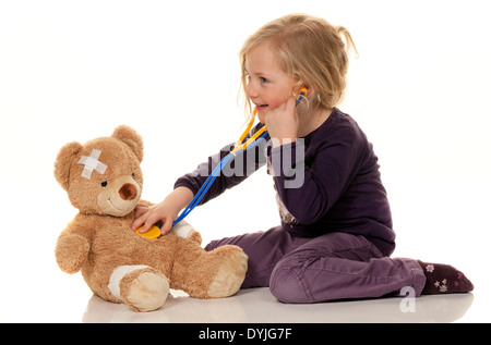 Art Mit Stethoskop als Arzt. Kinderarzt Untersucht Patienten / Kind mit einem Stethoskop wie einen Arzt. Kinderarzt untersucht pa Stockfoto