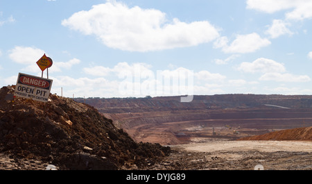 Ein Warnschild am Eingang eine riesige Tagebau Kupfermine in Sambia Stockfoto