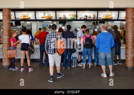 Rückansicht des McDonalds Fast-Food-Restaurants. Die Gäste warten am Schalter, um in London 2012 Olympic Park Stratford Newham London England serviert zu werden Stockfoto