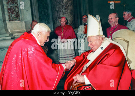 April 2004 wurde Papst Johannes Paul II (Wojtyla) und Joseph Aloisius Ratzinger später Papst Benedict XVI Stockfoto