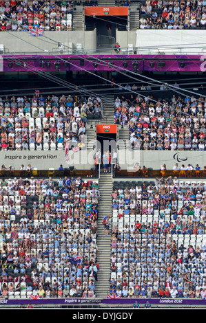 Zuschauer sitzen im Leichtathletikstadion London 2012 Olympic Park aus ArcelorMittal Orbit Tower Beobachtungsplattform während der Paralympischen Spiele in Großbritannien Stockfoto