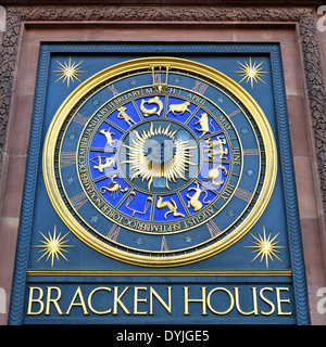 Astrologische Uhr von Philip Bentham oben Norden Tür der Adlerfarn Haus Bürogebäude Zentrum von clock Portrait von Winston Churchill London England Großbritannien Stockfoto