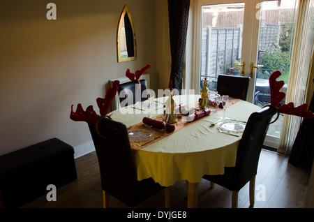 Esstisch. Set für Weihnachtsessen bereit stellen Stockfoto