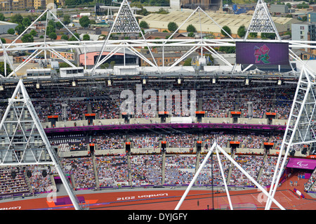 Blick auf die Olympischen Spiele London 2012-Leichtathletik-Stadion von der Arcelor Mittal Orbit Tower Aussichtsplattform Stockfoto