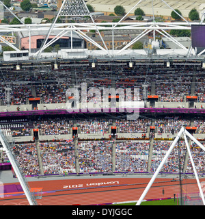 Zuschauer sitzen im Leichtathletikstadion London 2012 Olympic Park aus ArcelorMittal Orbit Tower Beobachtungsplattform während der Paralympischen Spiele in Großbritannien Stockfoto