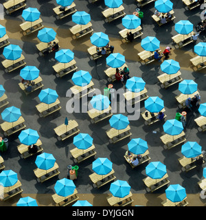 Luftaufnahme Blick auf bunte Sonnenschirme Schatten für Menschen an Picknicktischen London 2012 Olympic Park Stratford Newham East London England Großbritannien Stockfoto