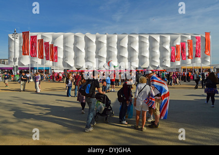 Zuschauer vor der Basketball-Arena bei den Paralympics in London 2012 Olympischen Park Stockfoto